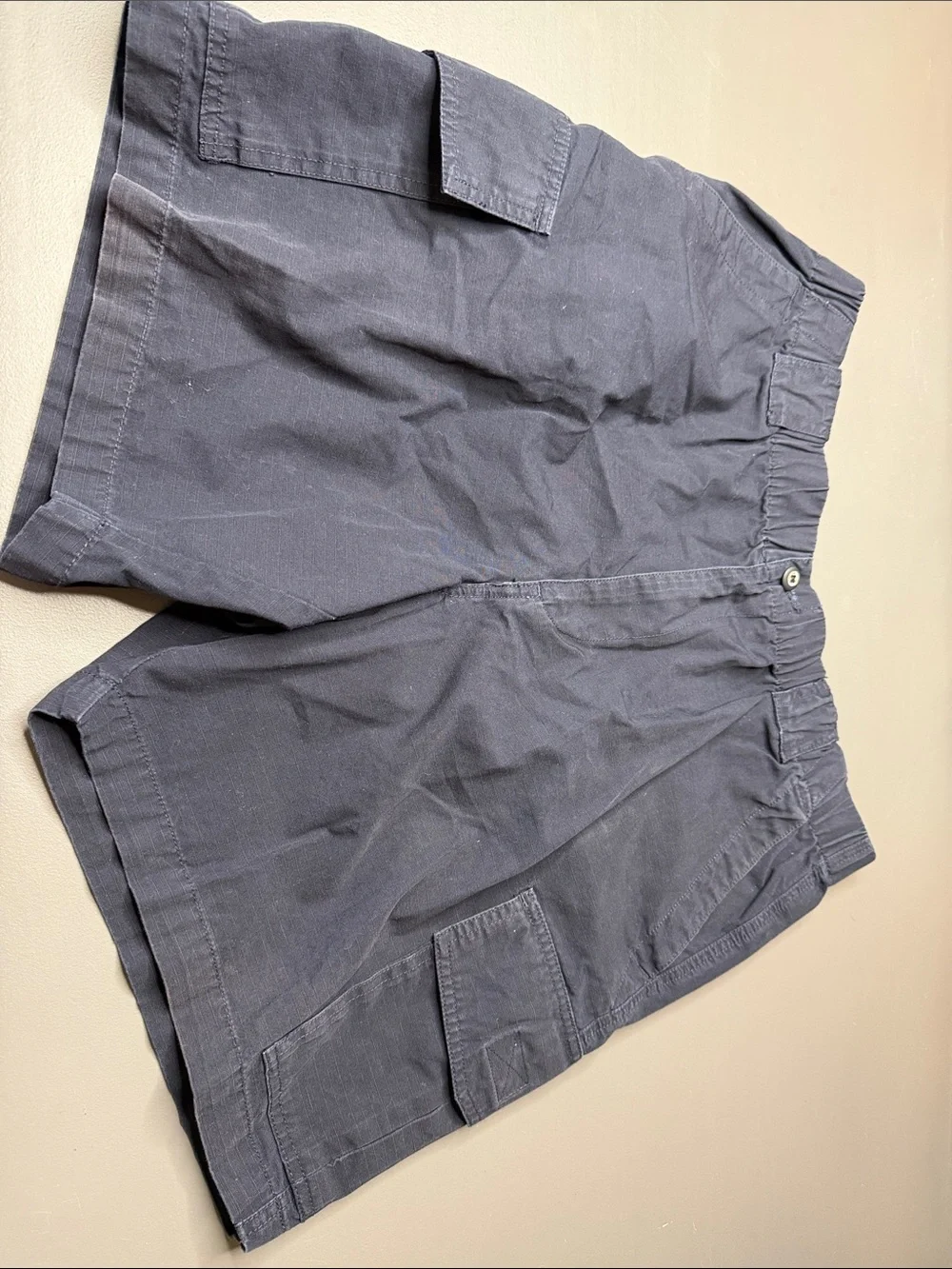Men’s Kirkland Signature Navy Cargo Shorts. Size: large